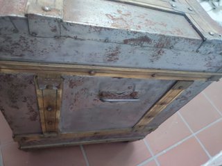 Baúl de madera y hierro.