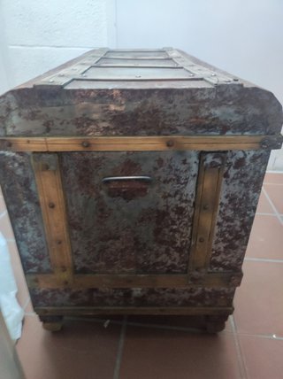 Baúl de madera y hierro.