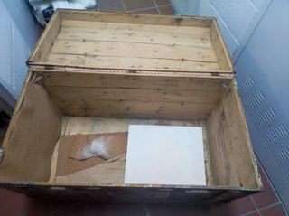 Baúl de madera y hierro.