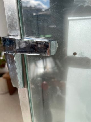 Vitrina de acero y puerta de cristal