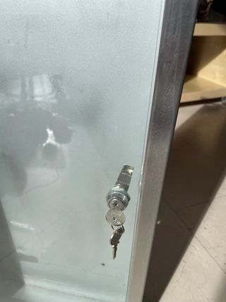 Vitrina de acero y puerta de cristal