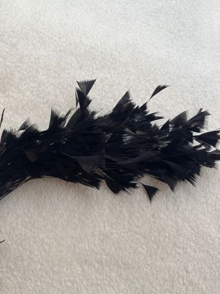 Tocado negro de plumas Parfois