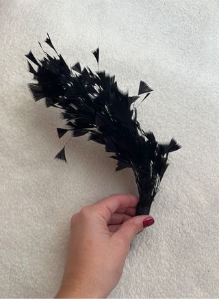 Tocado negro de plumas Parfois
