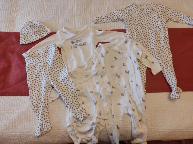 2 bodies+2 pijamas+pantalón+gorro
