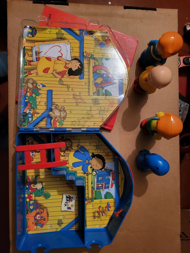 Casita Caillou y muñecos