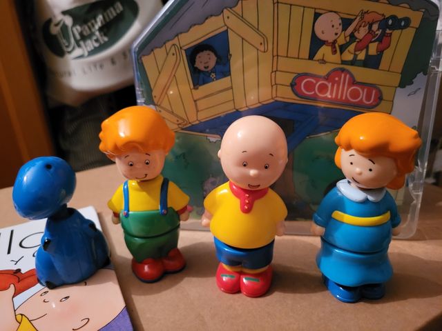 Casita Caillou y muñecos