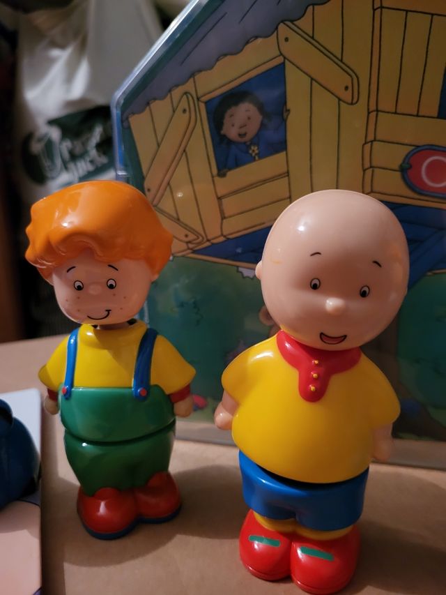 Casita Caillou y muñecos
