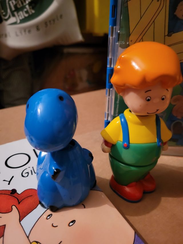 Casita Caillou y muñecos