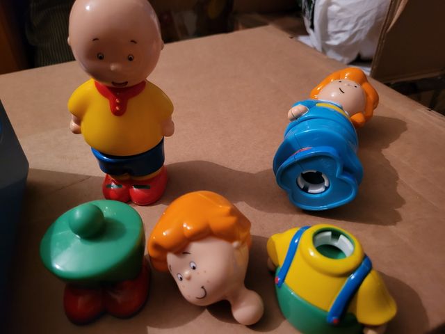 Casita Caillou y muñecos