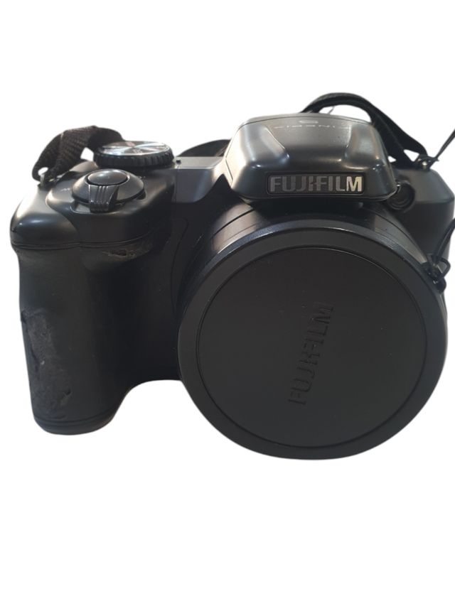 Fotocamera compatta Fujifilm Finepix S8600 da 16 MP