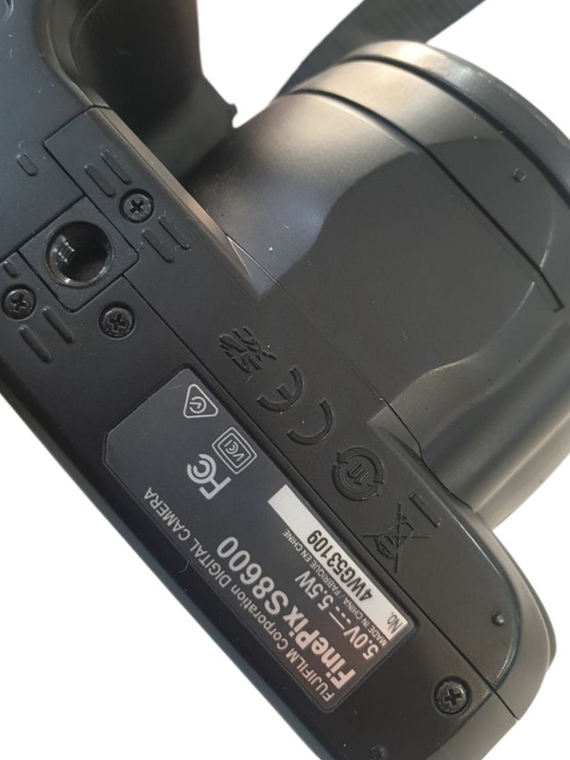 Fotocamera compatta Fujifilm Finepix S8600 da 16 MP