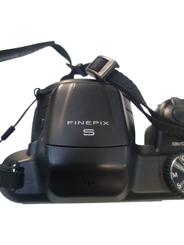 Fotocamera compatta Fujifilm Finepix S8600 da 16 MP