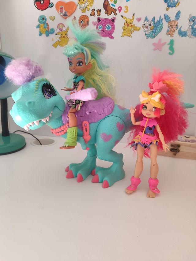 Muñecas articuladas con dinosaurio 