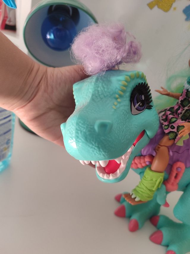 Muñecas articuladas con dinosaurio 