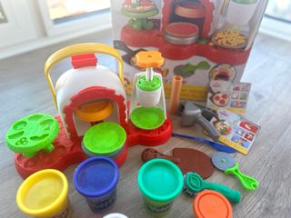 Pizzeria Play-Doh con caja y plastilina