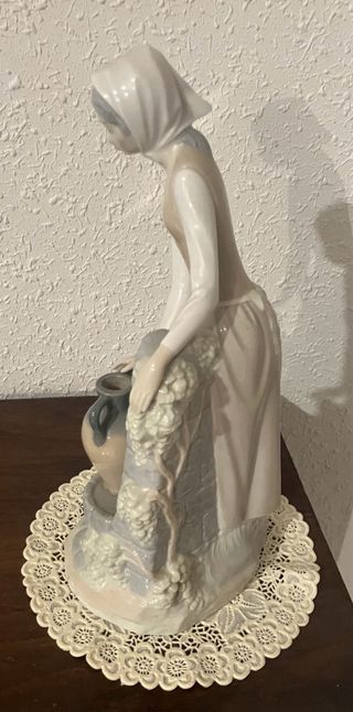 Figura Nao joven en la fuente