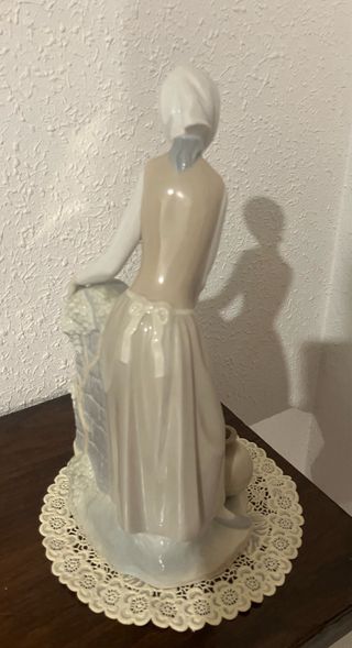 Figura Nao joven en la fuente