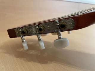 guitarra clásica con funda original