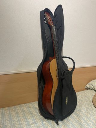 guitarra clásica con funda original