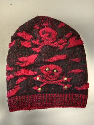 Gorro calavera rojo.