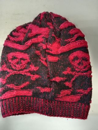 Gorro calavera rojo.