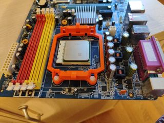 Placa GIGABYTE GA-M55plus-S3G + Athlon