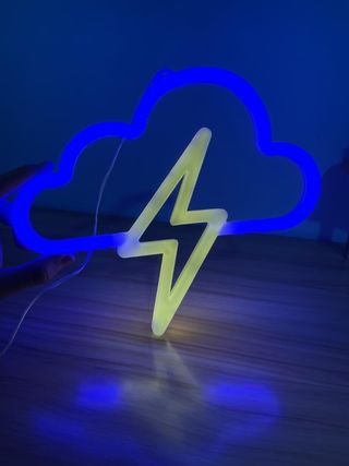 Neón nube con rayo