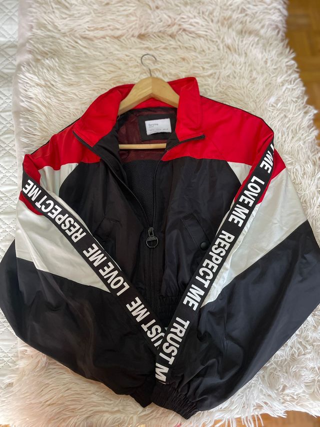 CHAQUETA DEPORTIVA CROP BERSHKA