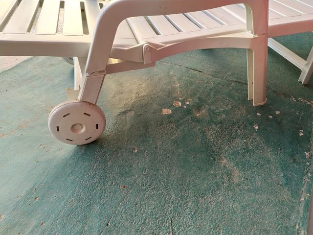 2 Tumbonas blancas con cojines nuevos