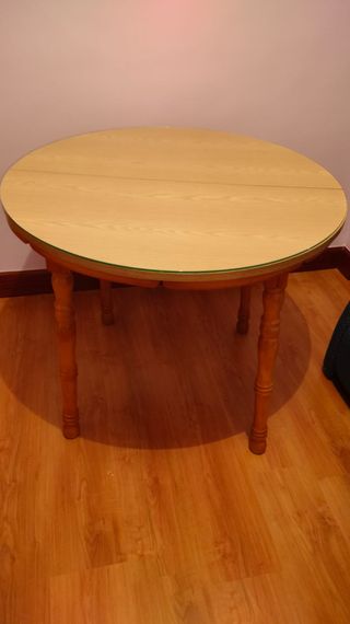 Mesa camilla redonda extensible acristalada.