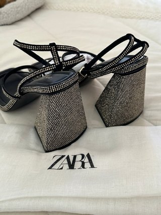 Sandalias tacón brillo Zara