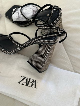 Sandalias tacón brillo Zara
