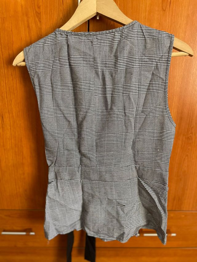 CHALECO A CUADROS NEGROS Y BLANCOS CON LAZO