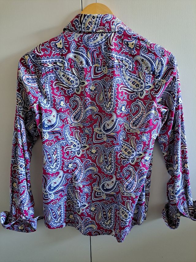 Blusa  estampada de mujer .