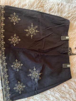 FALDA CORTA NEGRA BORDADA