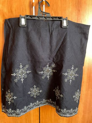 FALDA CORTA NEGRA BORDADA