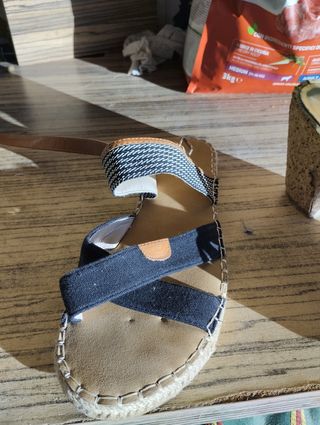 DOS PARES DE ZAPATOS NUEVOS