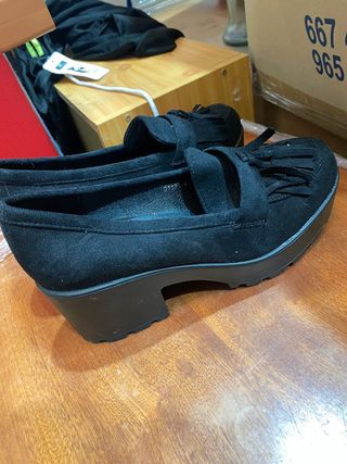 Mocasines negros ante con tacon