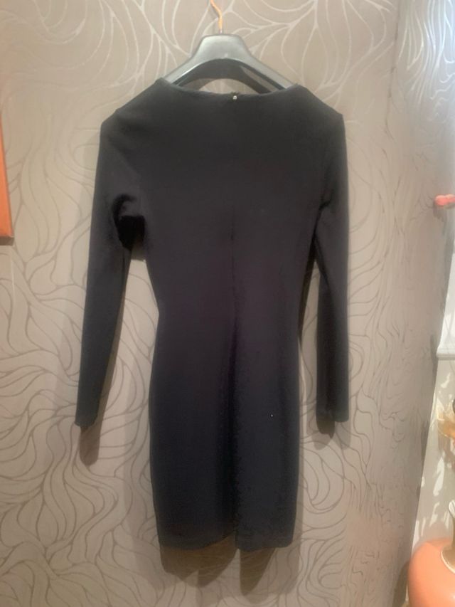 Vestido con nudo y cazadora vaquera