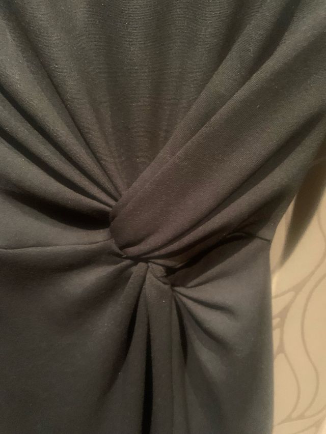 Vestido con nudo y cazadora vaquera