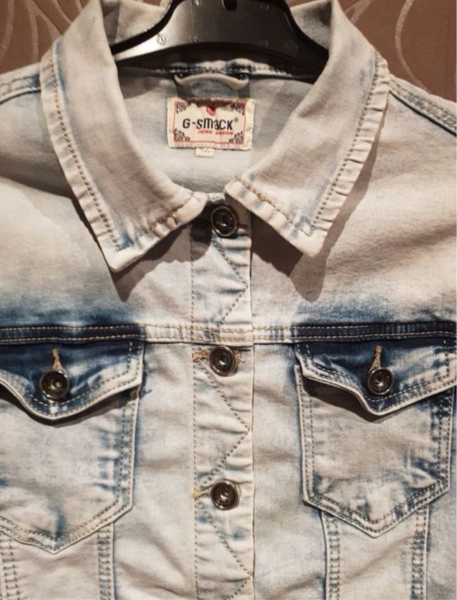 Vestido con nudo y cazadora vaquera