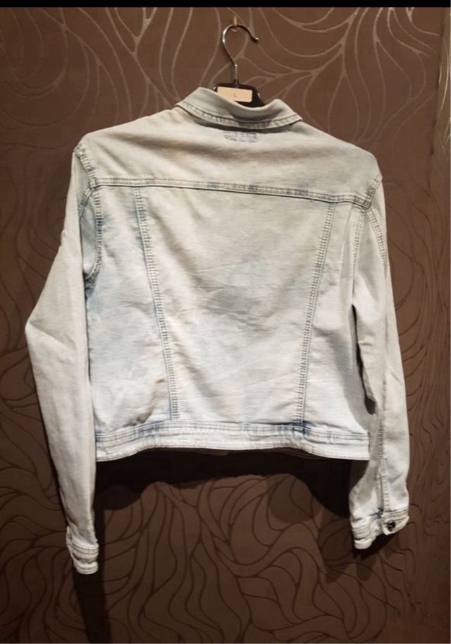 Vestido con nudo y cazadora vaquera