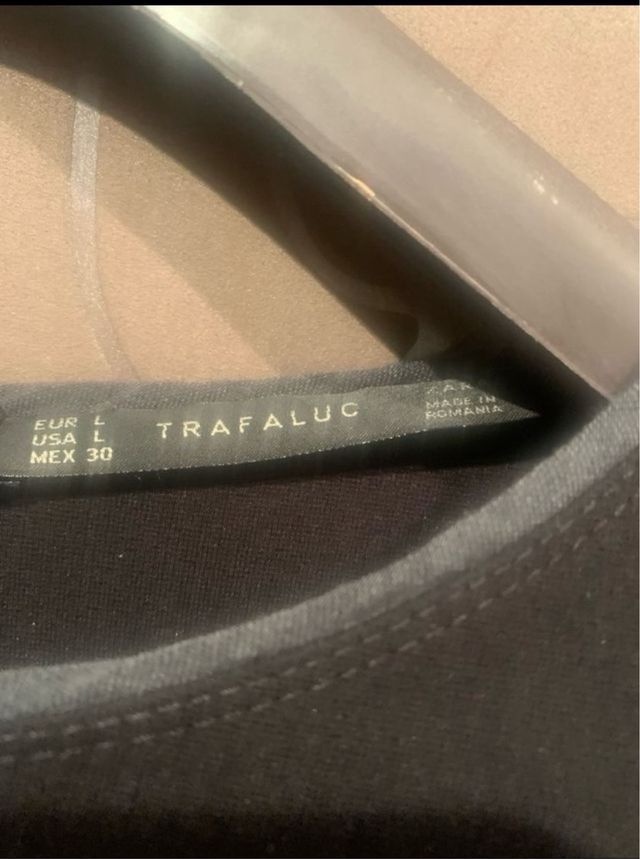 Vestido con nudo y cazadora vaquera