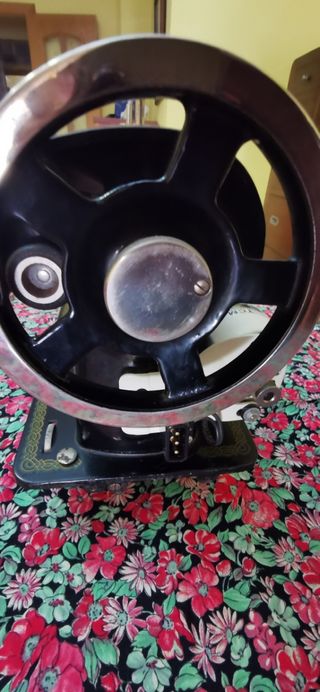 Máquina de coser antigua y REGALO.