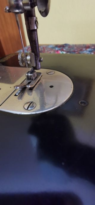 Máquina de coser antigua y REGALO.