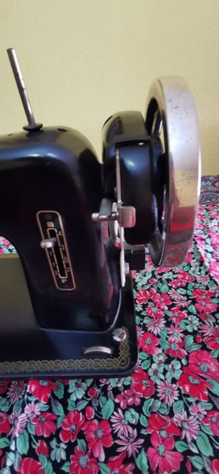 Máquina de coser antigua y REGALO.