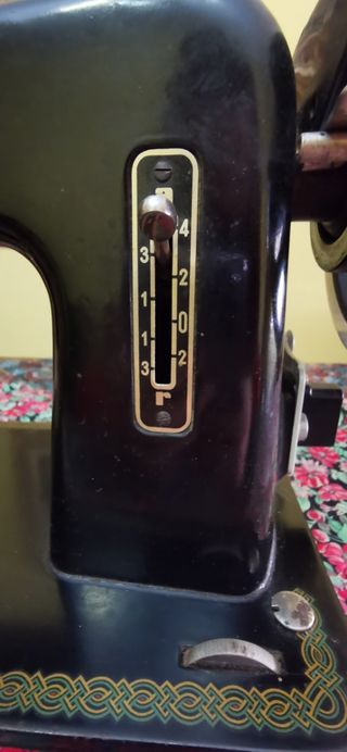 Máquina de coser antigua y REGALO.