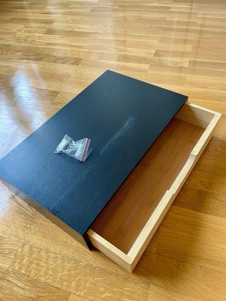 Estante de pared con cajón