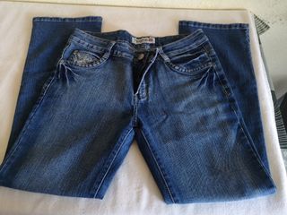 Pantalon vaquero con dibujo bordado