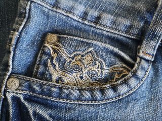 Pantalon vaquero con dibujo bordado